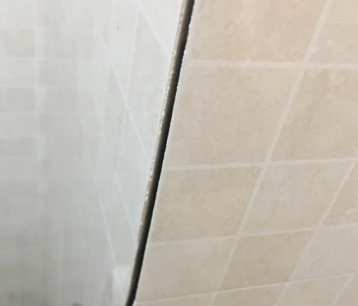 宜章瓷砖空鼓维修公司分享阳台瓷砖脱落的修复过程可以分为以下几个步骤