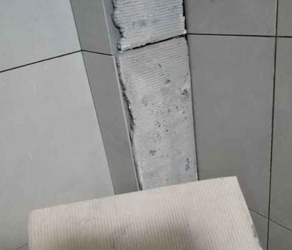 宜章瓷砖空鼓维修公司分享下厨房瓷砖脱落的补救措施。